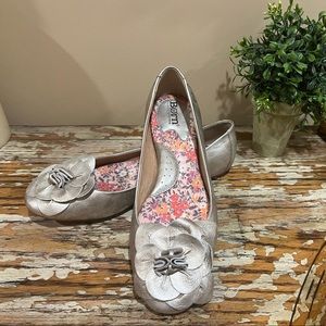 Born gold leather slip on w leather floral accents. Woman’s size 8/39.